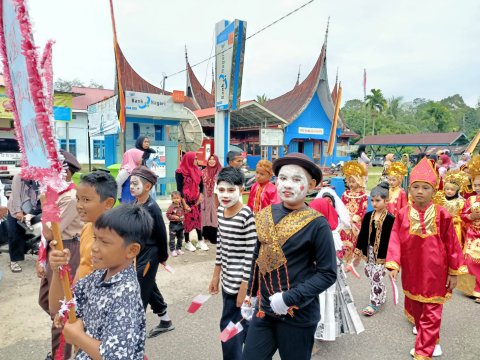 Pawai nagari HUT RI 77